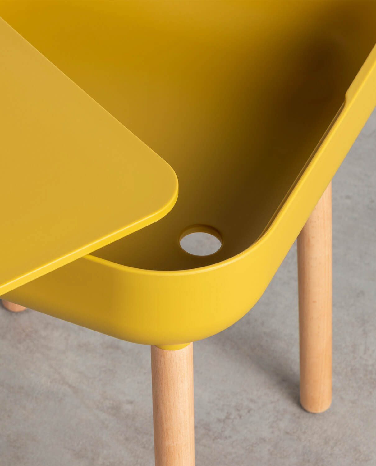 Table d'appoint en polypropylène et bois avec rangement — détail 4