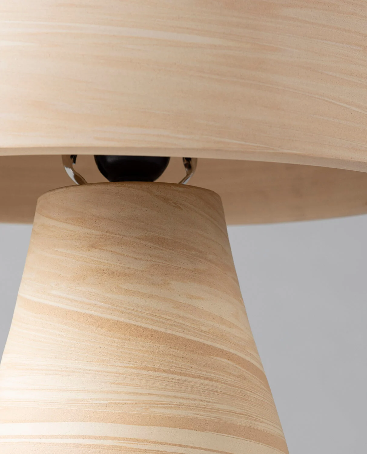 Lampe de table en terre cuite beige — détail 3
