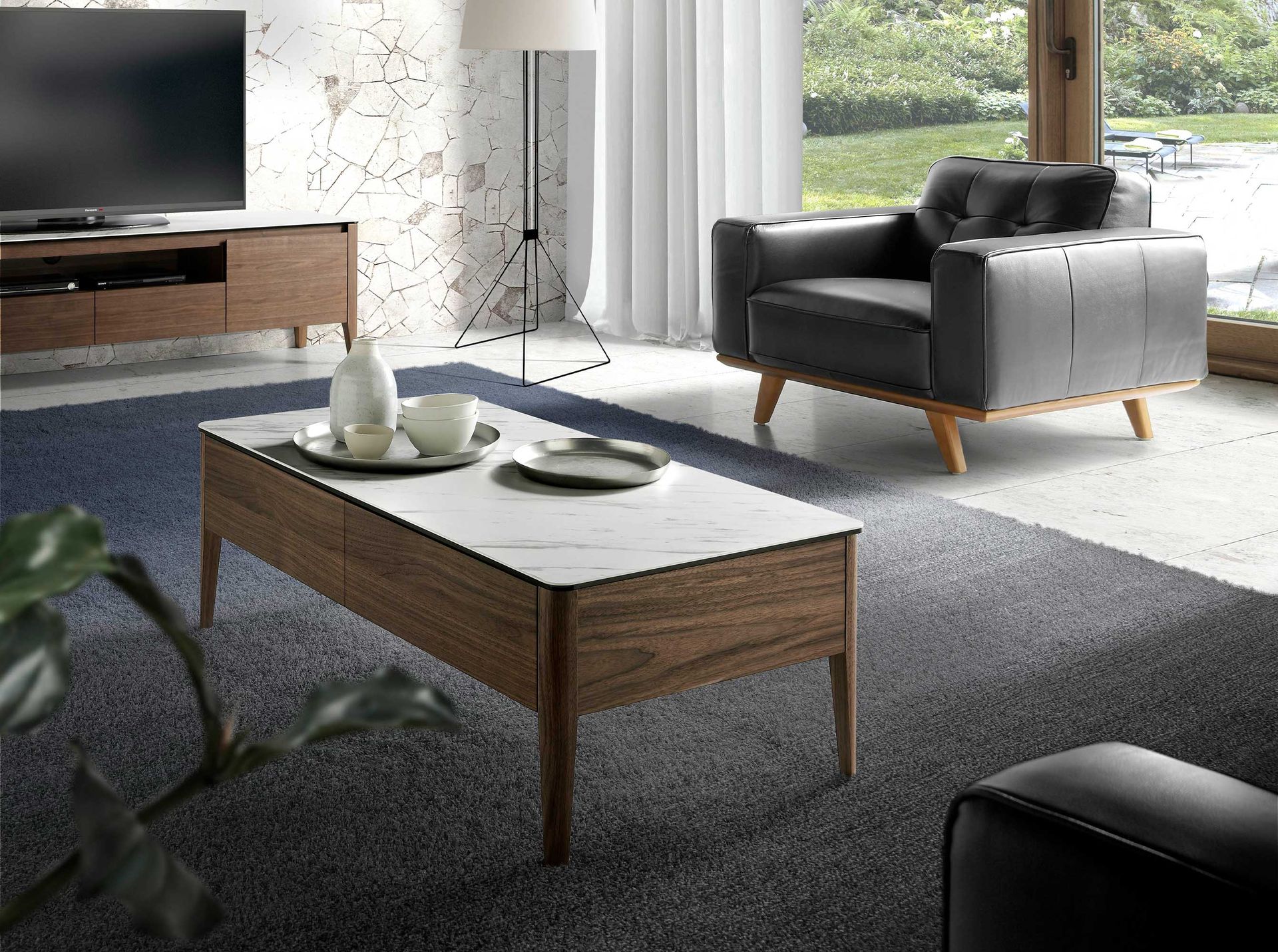 Table basse rectangulaire en porcelaine, marbre et noyer — détail 3