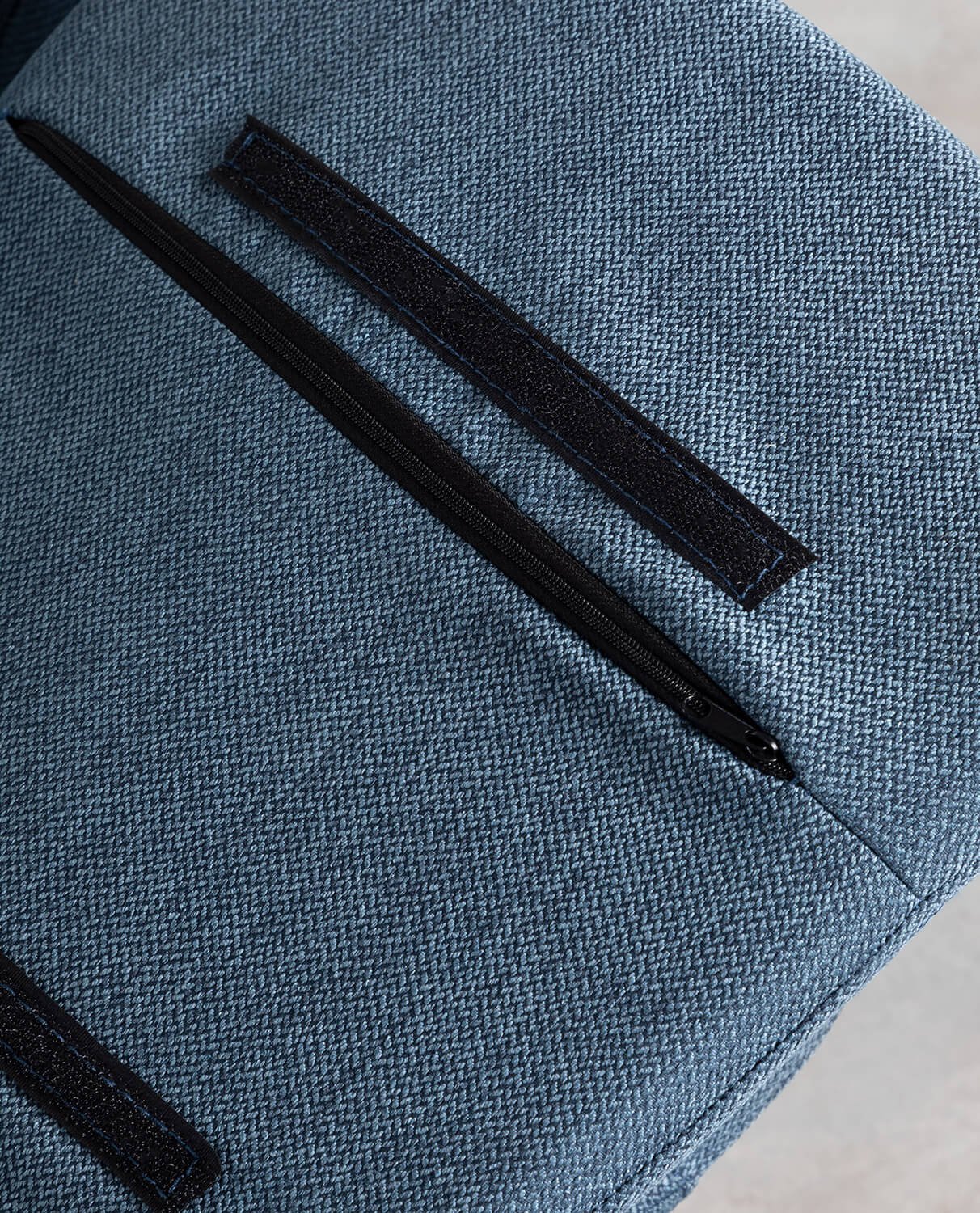 Chaise de salle à manger en métal avec accoudoir et tissu bleu — détail 6
