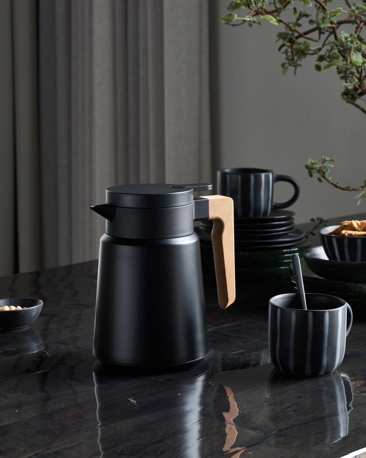 Théière thermos noir avec poignée bois