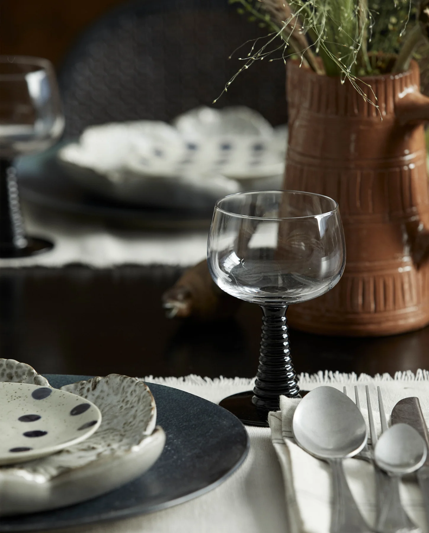 Lot de 4 verres à vin pied noir