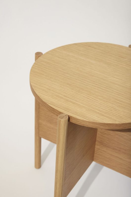 Table d’appoint plateau rond en bois de chêne — détail 4