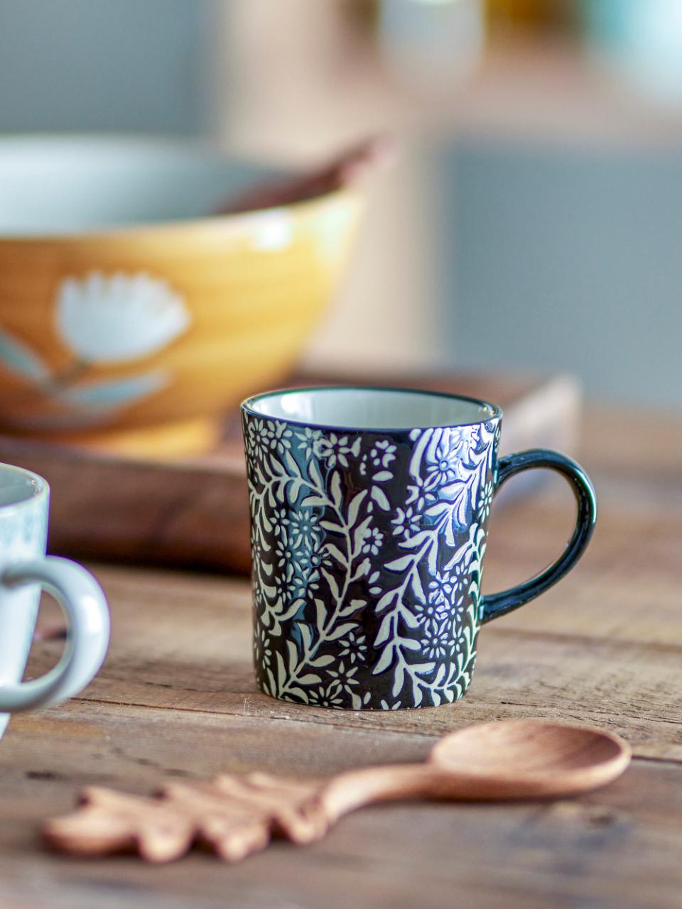 Tasse en grès noir à motifs