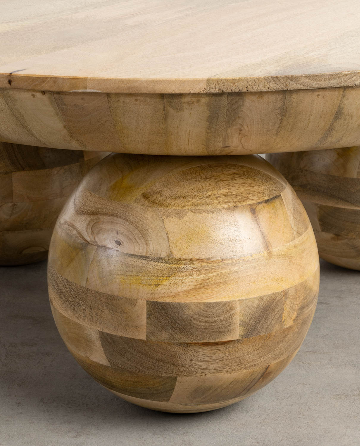 Table basse ronde en bois de manguier — détail 5