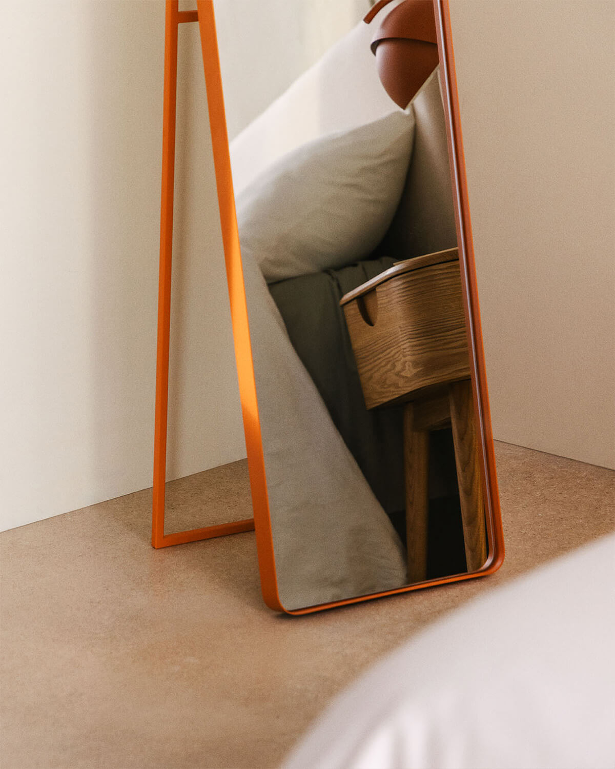 Miroir sur pied 170x36 cm en métal Jumna - Plusieurs coloris — détail 3