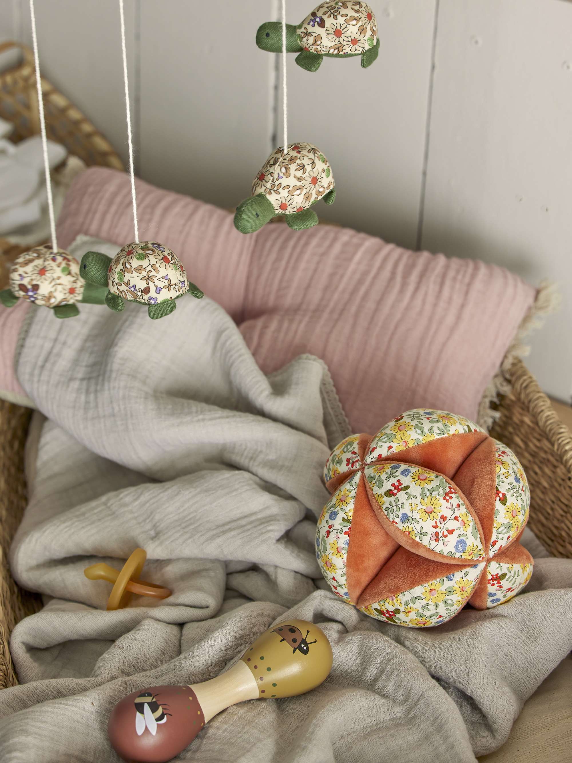 Coussin en mousseline rose avec franges