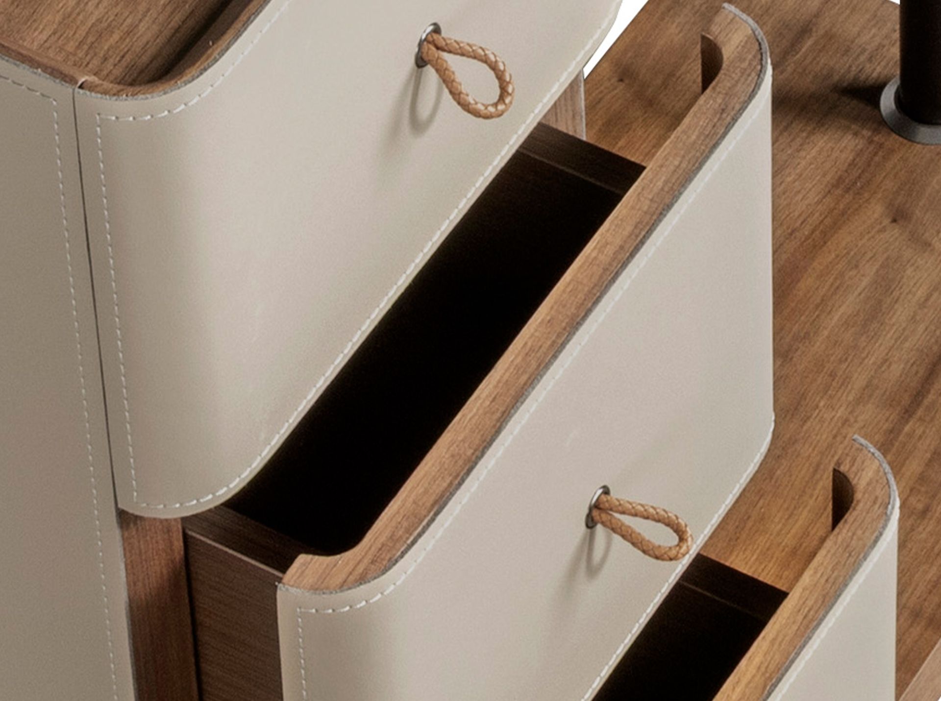 Porte-manteau en similicuir vison, noyer et acier noir avec miroir — détail 6