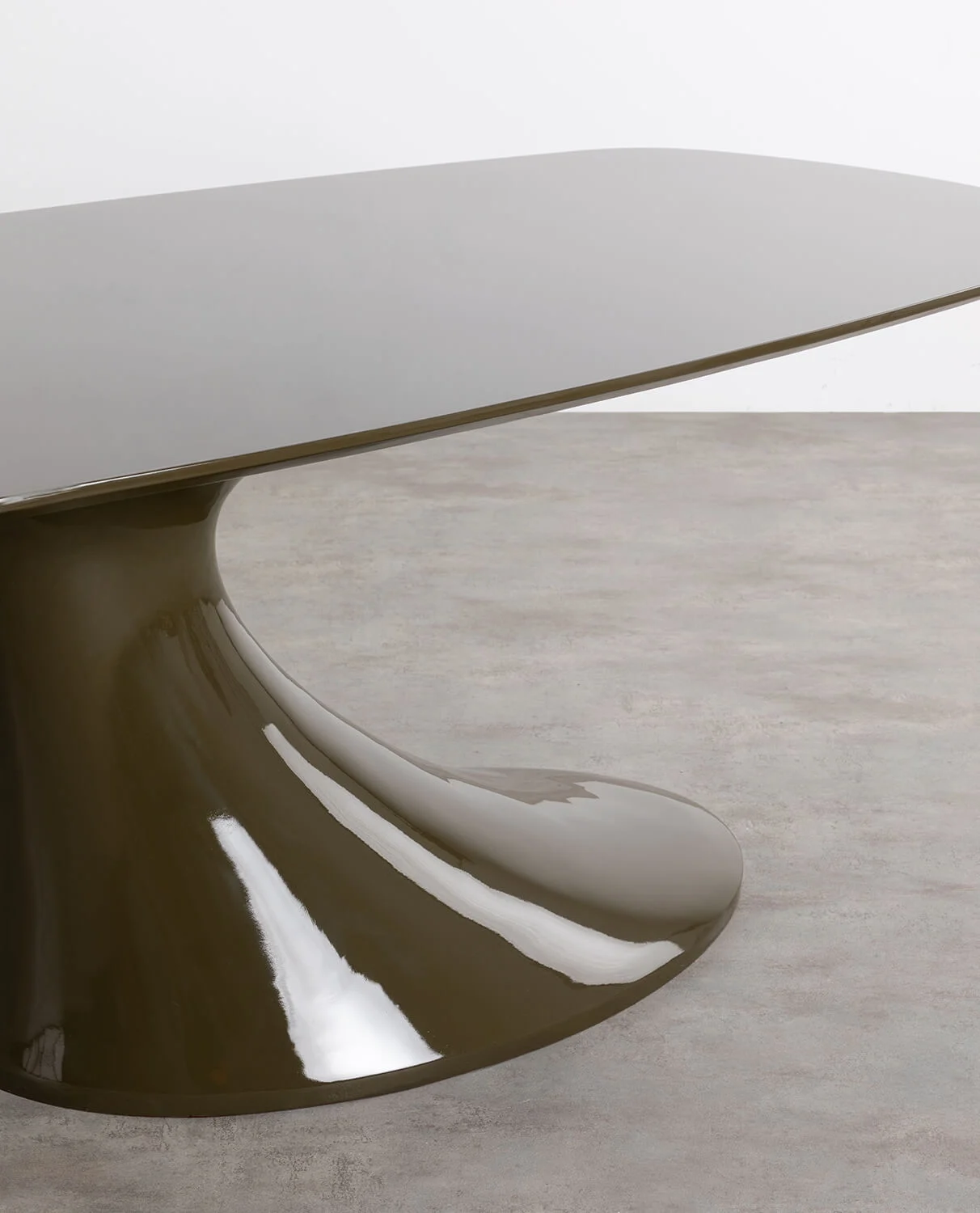 Table de salle à manger en bois et fibre de verre vert nori — détail 5