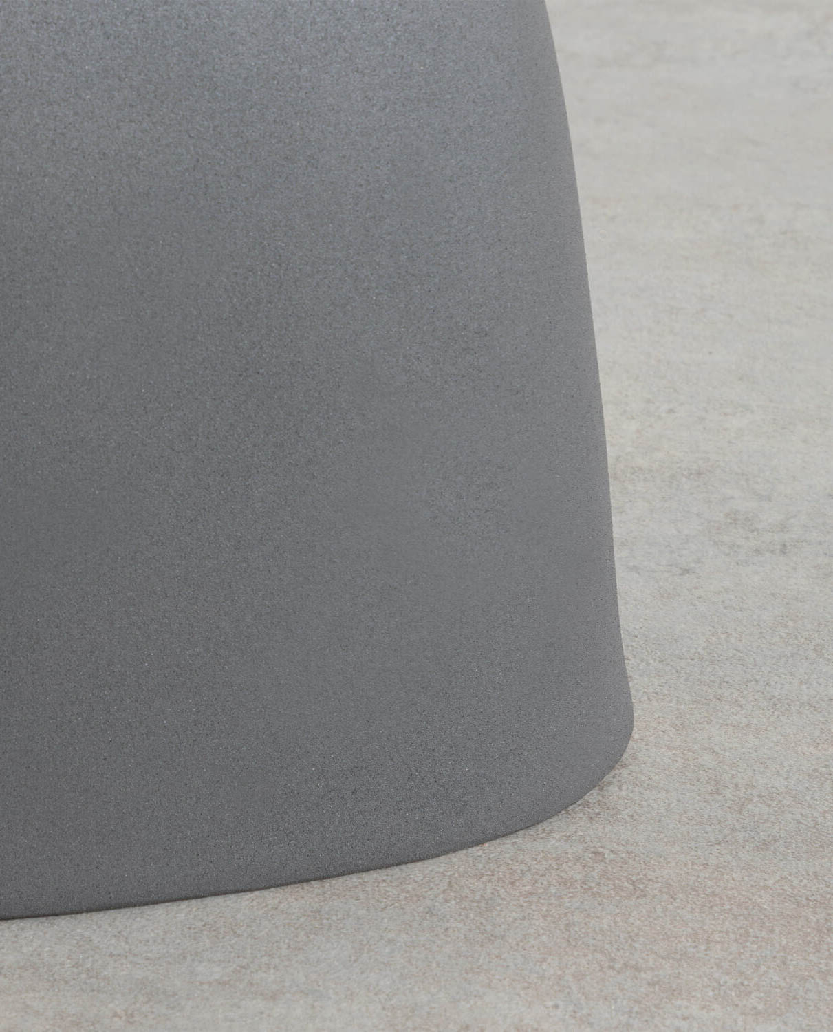 Table d'appoint en métal gris — détail 3