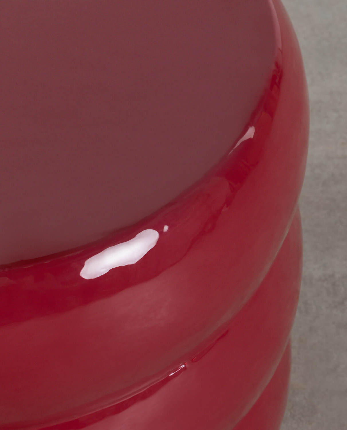 Table d'appoint ronde en métal rouge — détail 3