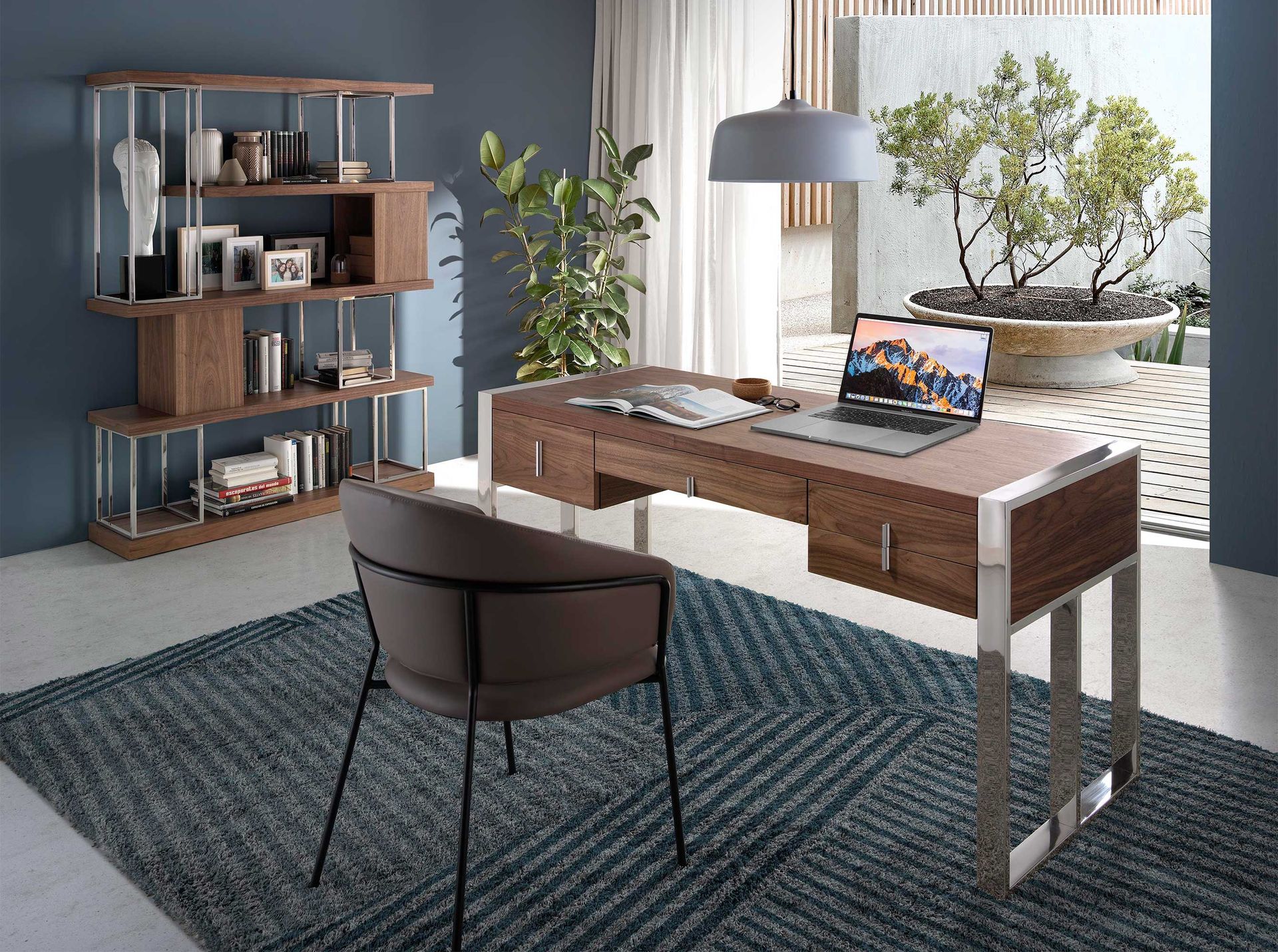 Chaise en similicuir vison foncé - Finitions noyer et taupe — détail 6