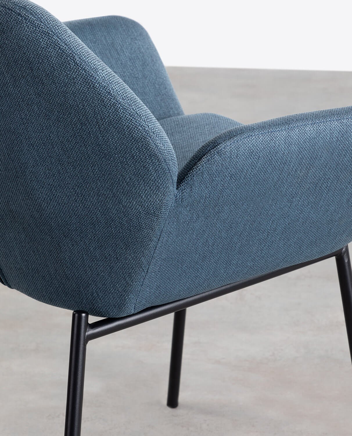 Chaise de salle à manger en métal avec accoudoir et tissu bleu — détail 5