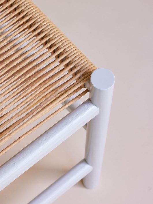 Banc au design scandinave gris clair — détail 3