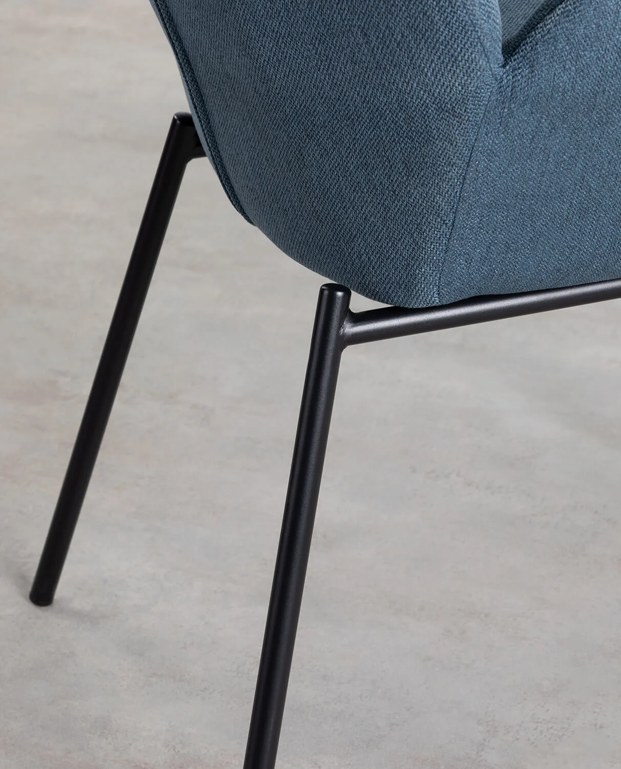 Chaise de salle à manger en métal avec accoudoir et tissu bleu — détail 3