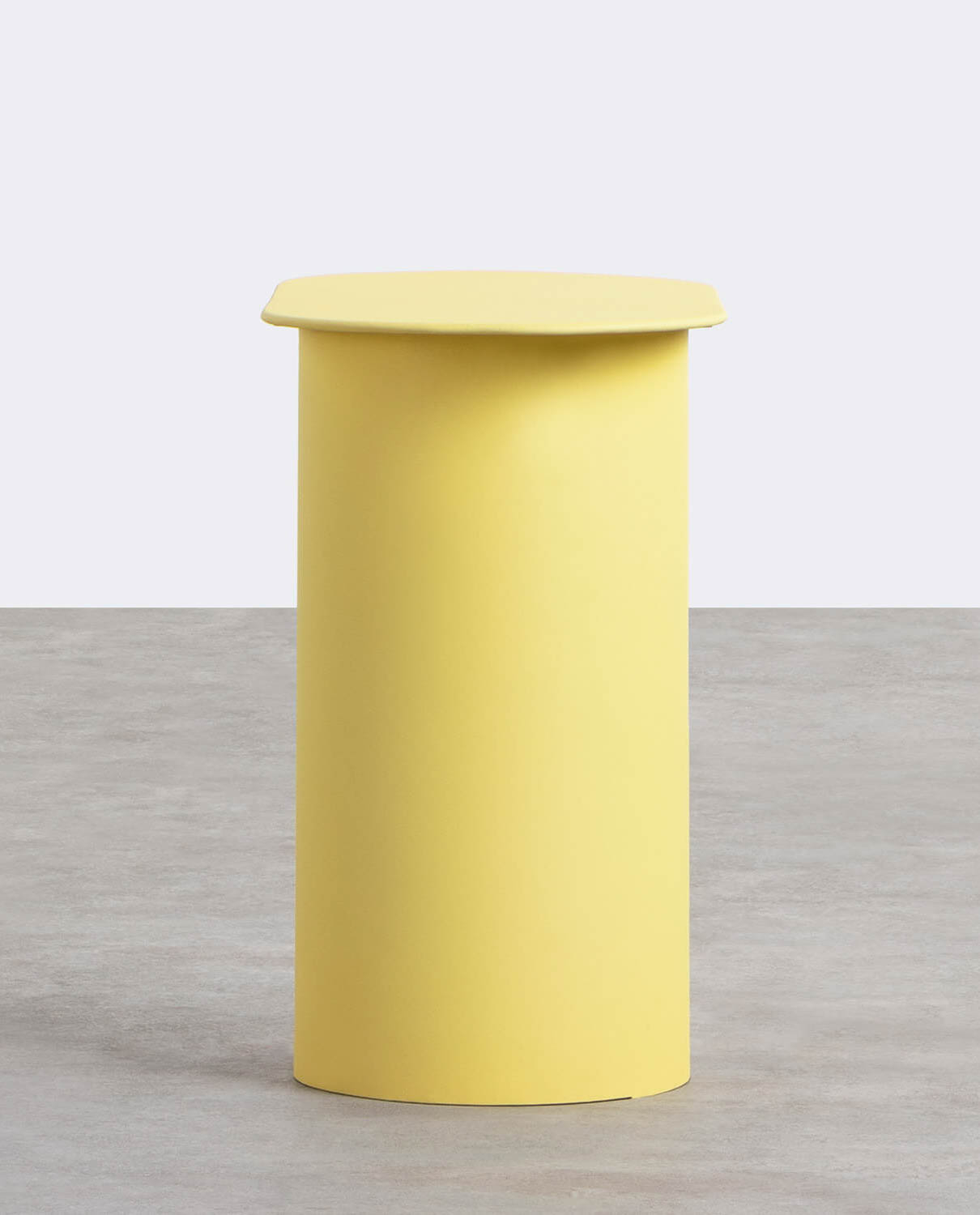 Table d'appoint ovale en métal jaune — détail 3