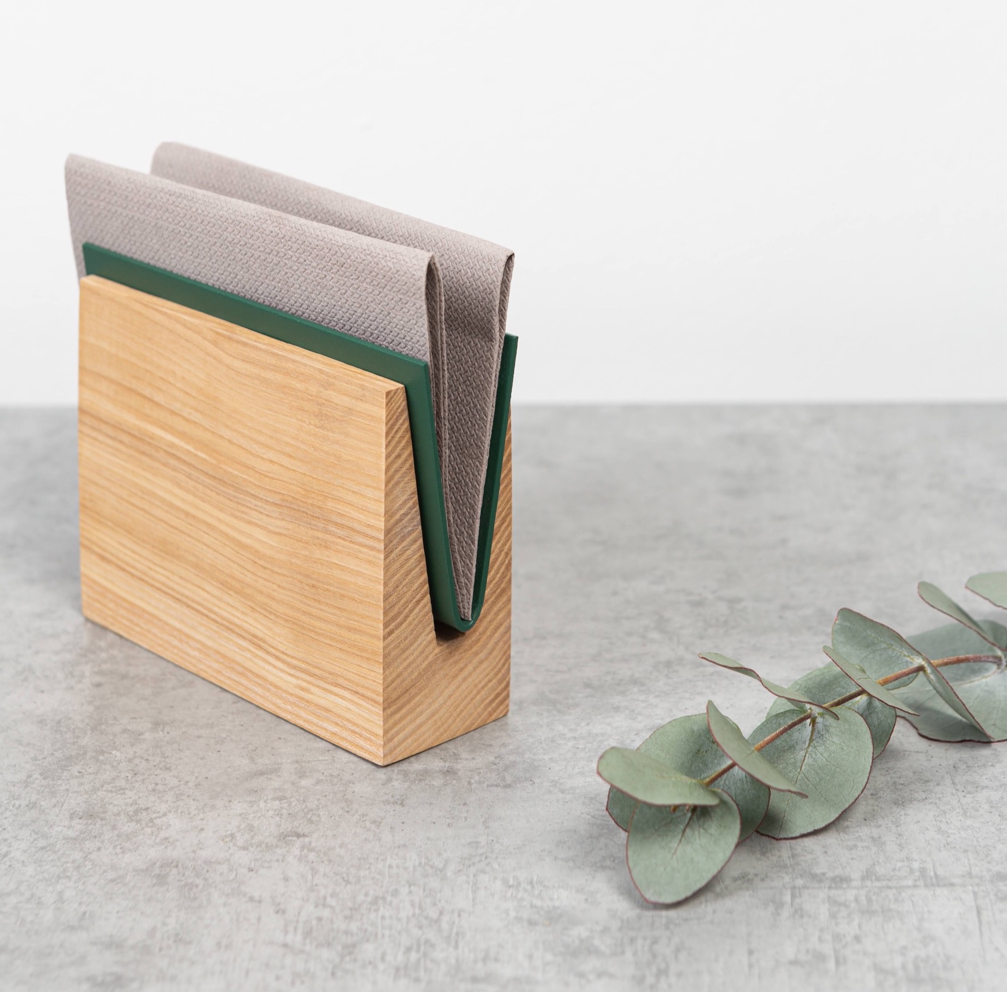 Range enveloppe en bois de frêne et métal poudré