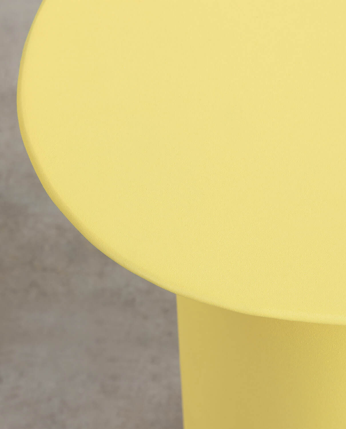 Table d'appoint ovale en métal jaune — détail 5
