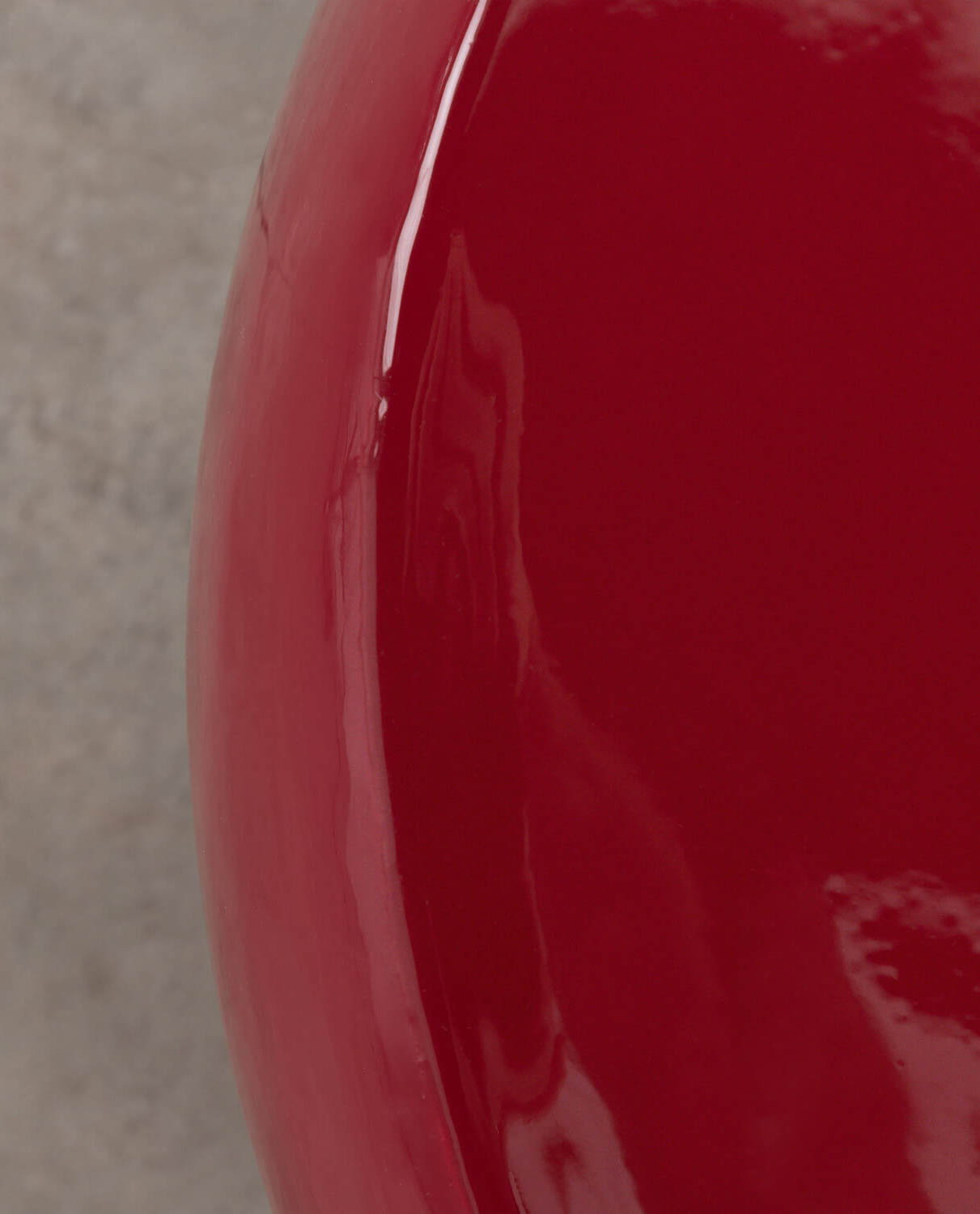 Table d'appoint ronde en métal rouge — détail 4
