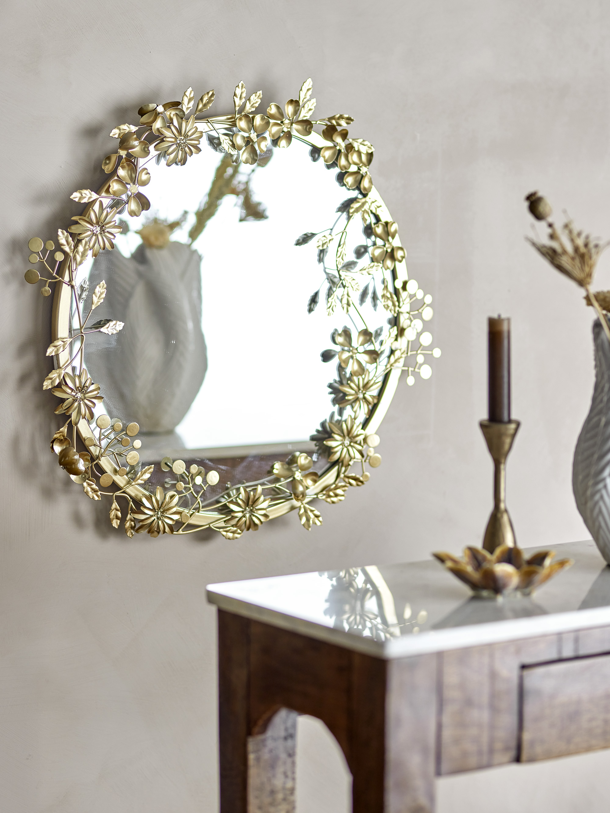 Miroir rond avec détails en laiton doré