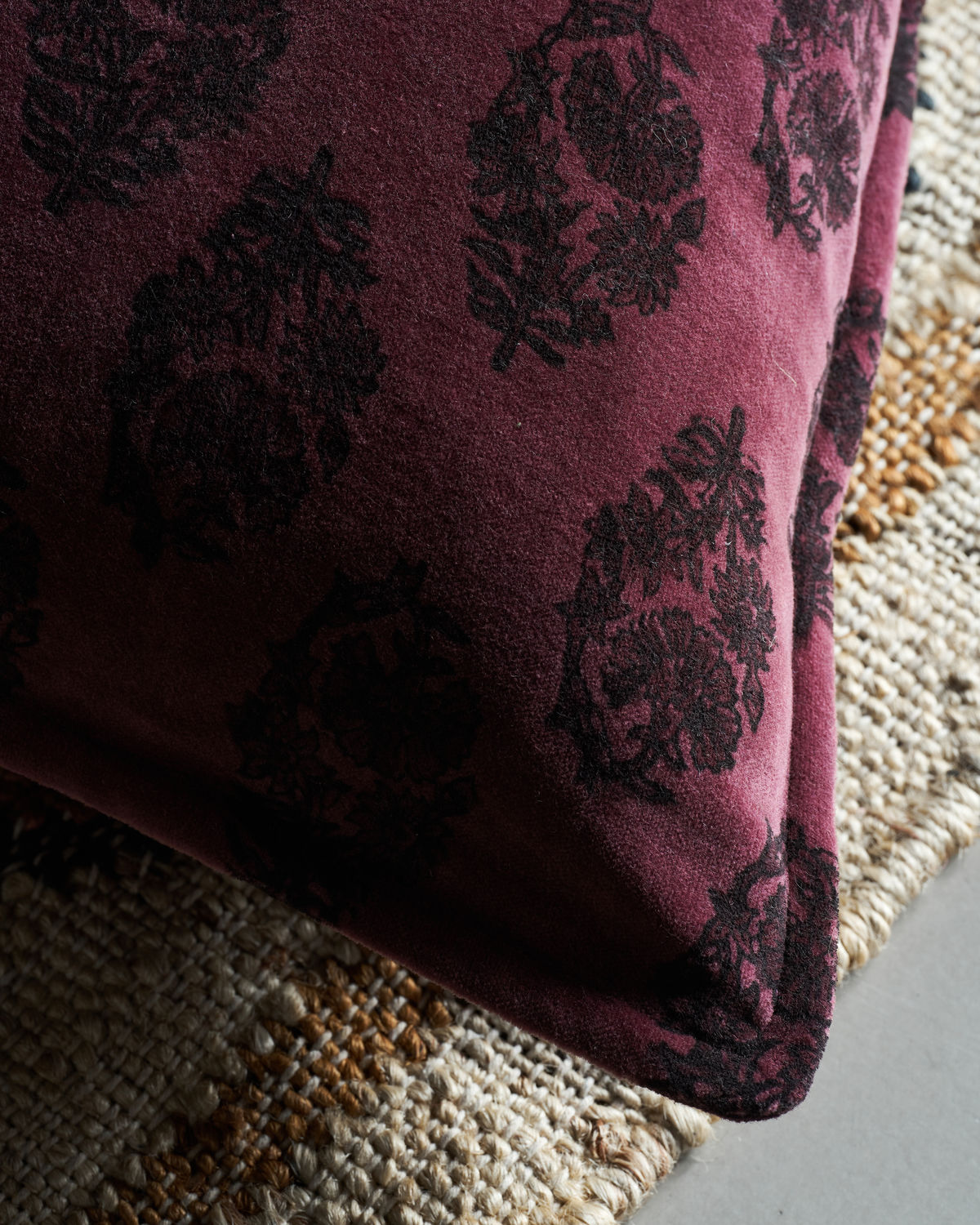 Housse de coussin carré en velour de coton prune à motif — détail 3