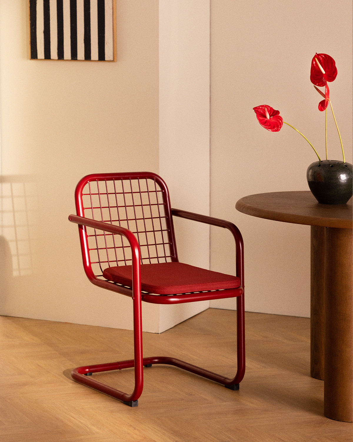 Chaise Biaritz avec accoudoirs en métal — Rouge Tinto