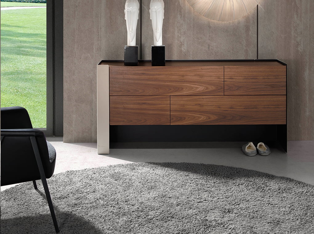 Commode en bois de noyer et cuir recyclé
