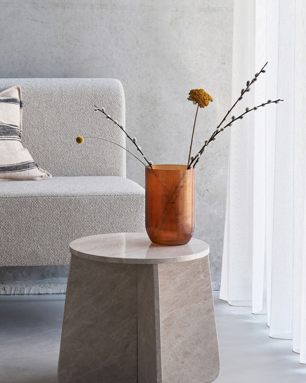Vase en verre côtelé ambré