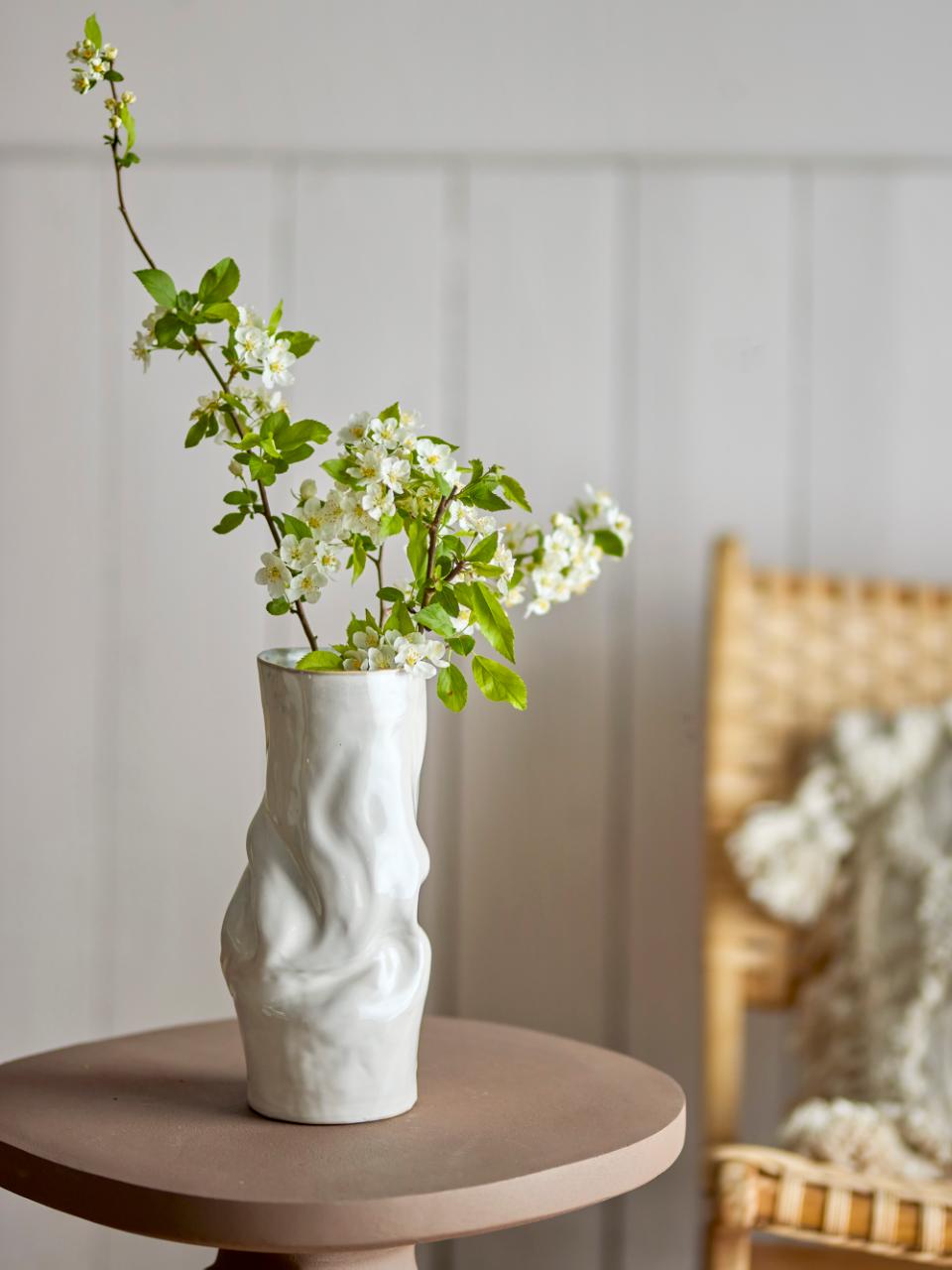 Vase courbé en grès blanc