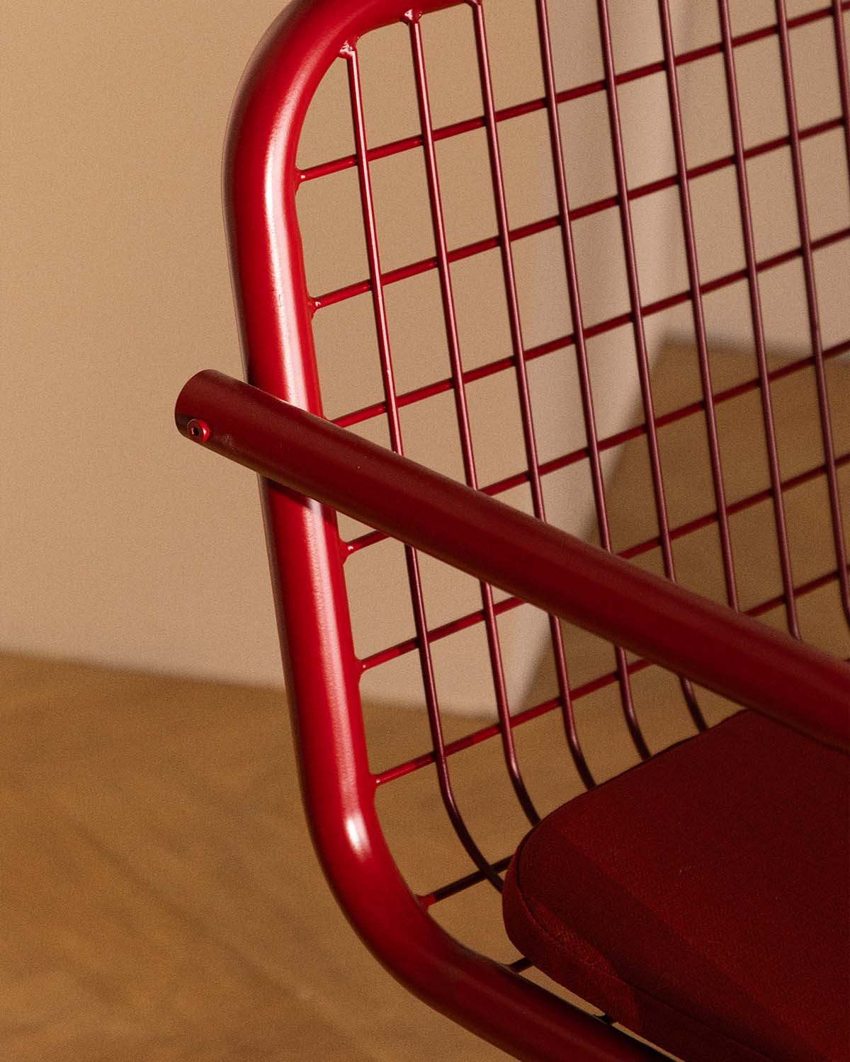 Chaise Biaritz avec accoudoirs en métal - Rouge Tinto — détail 3