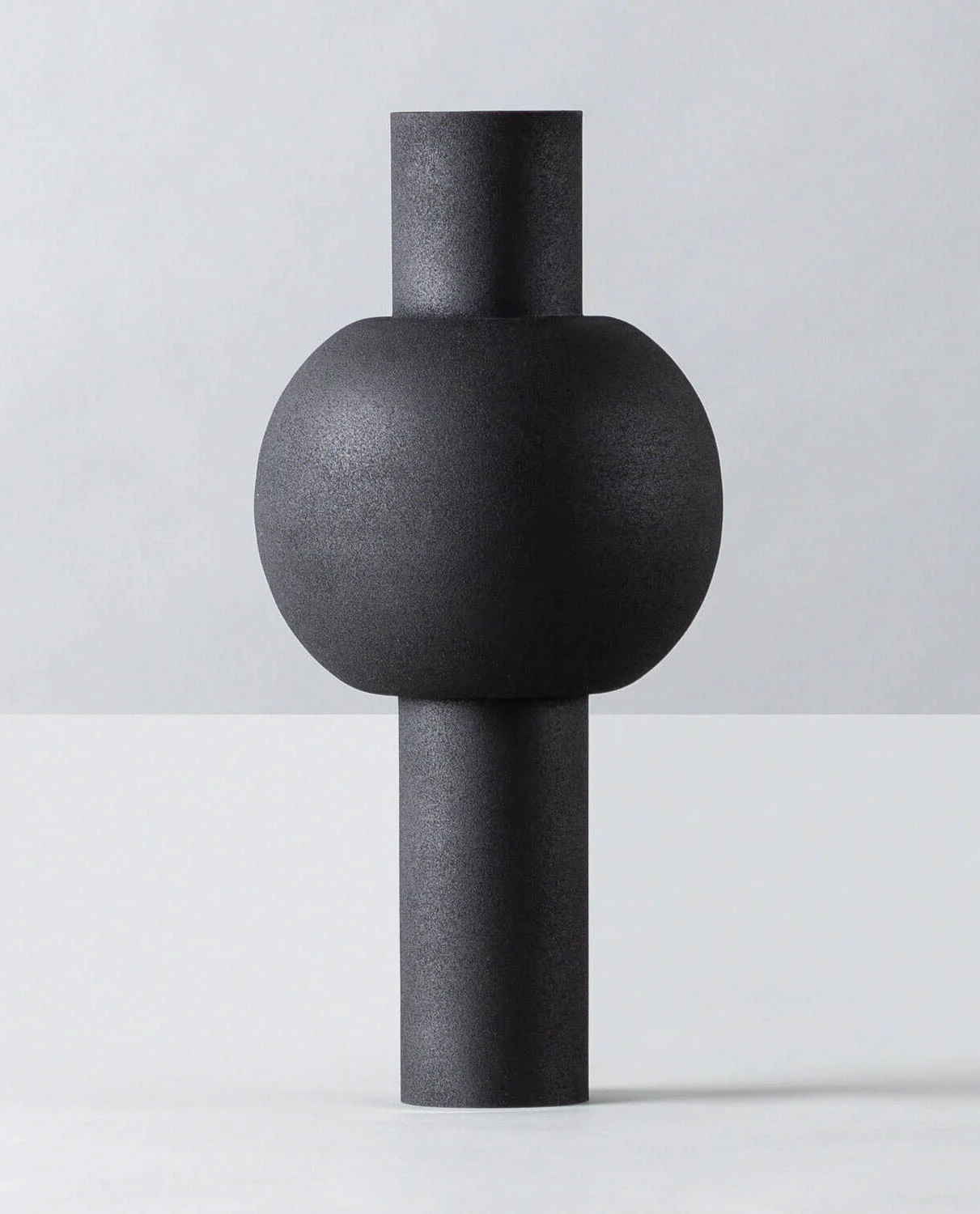 Vase en métal noir