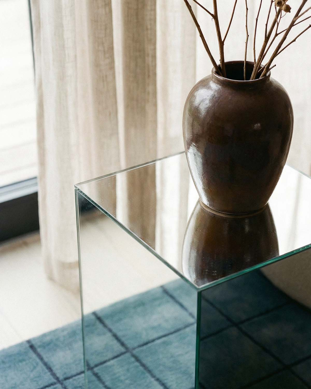 Table d'appoint carrée 40x40 cm en verre Ninel — détail 3