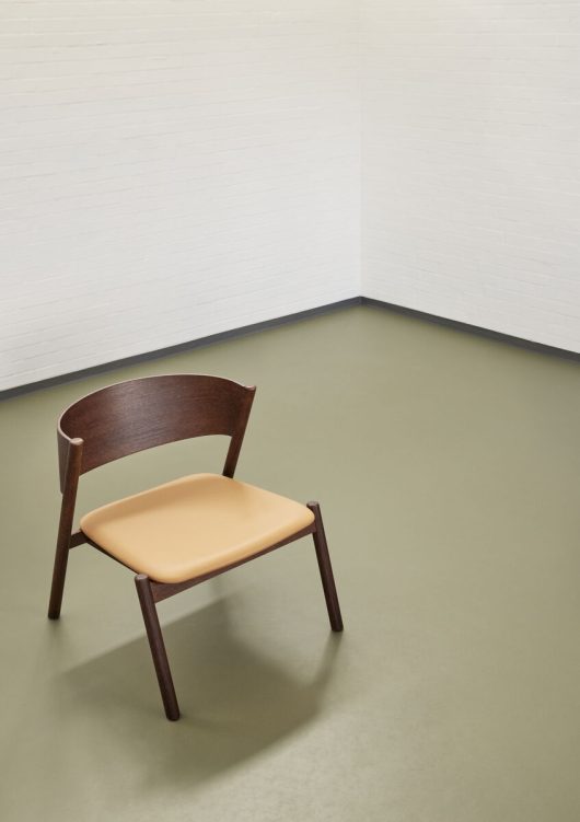 Fauteuil lounge en bois naturel et marron foncé — détail 3