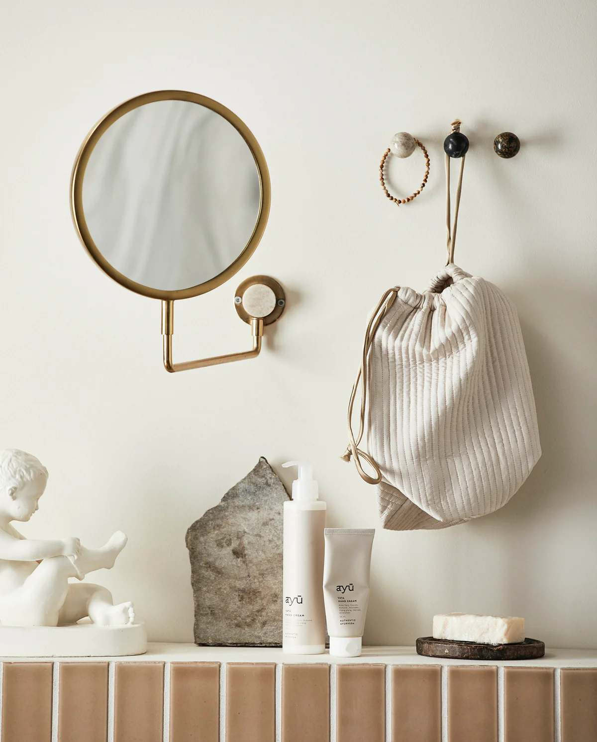 Miroir grossissant avec contour en métal doré — détail 3