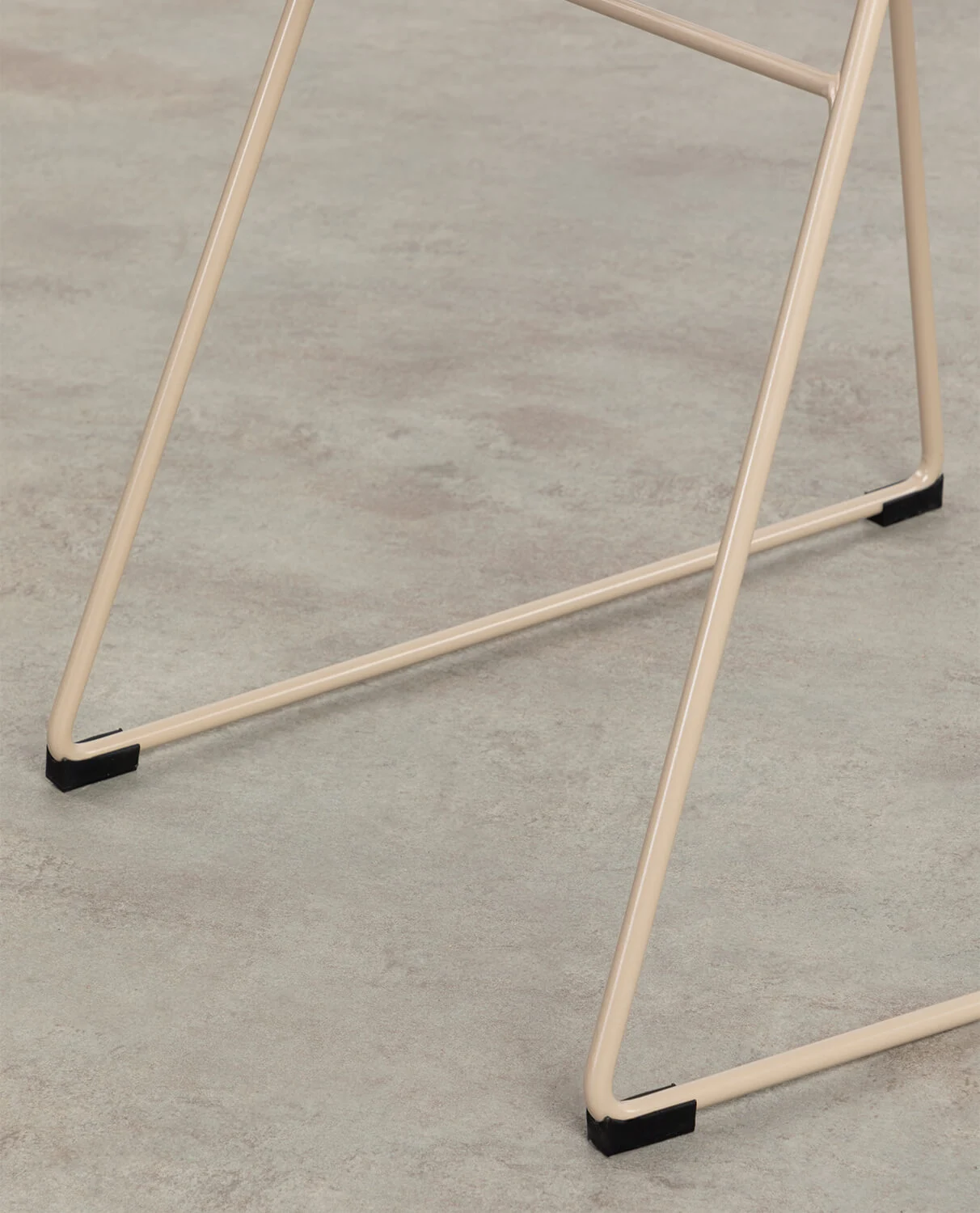 Chaise de salle à manger au dossier haut en métal sans coussin grise — détail 5