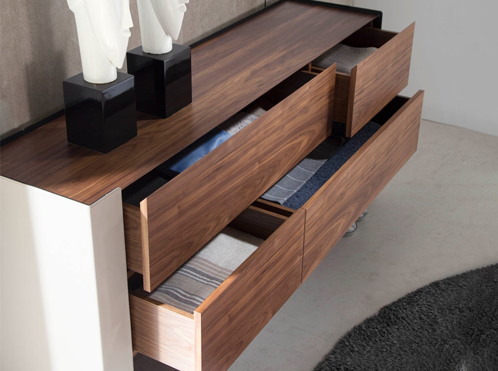 Commode en bois de noyer et cuir recyclé — détail 6