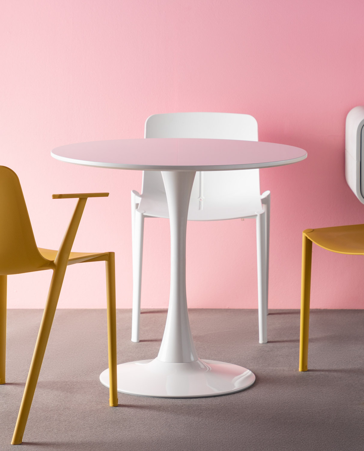 Table ronde en MDF et fibre de verre