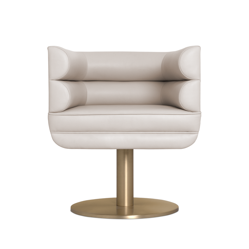 Chaise en cuir beige avec accoudoirs