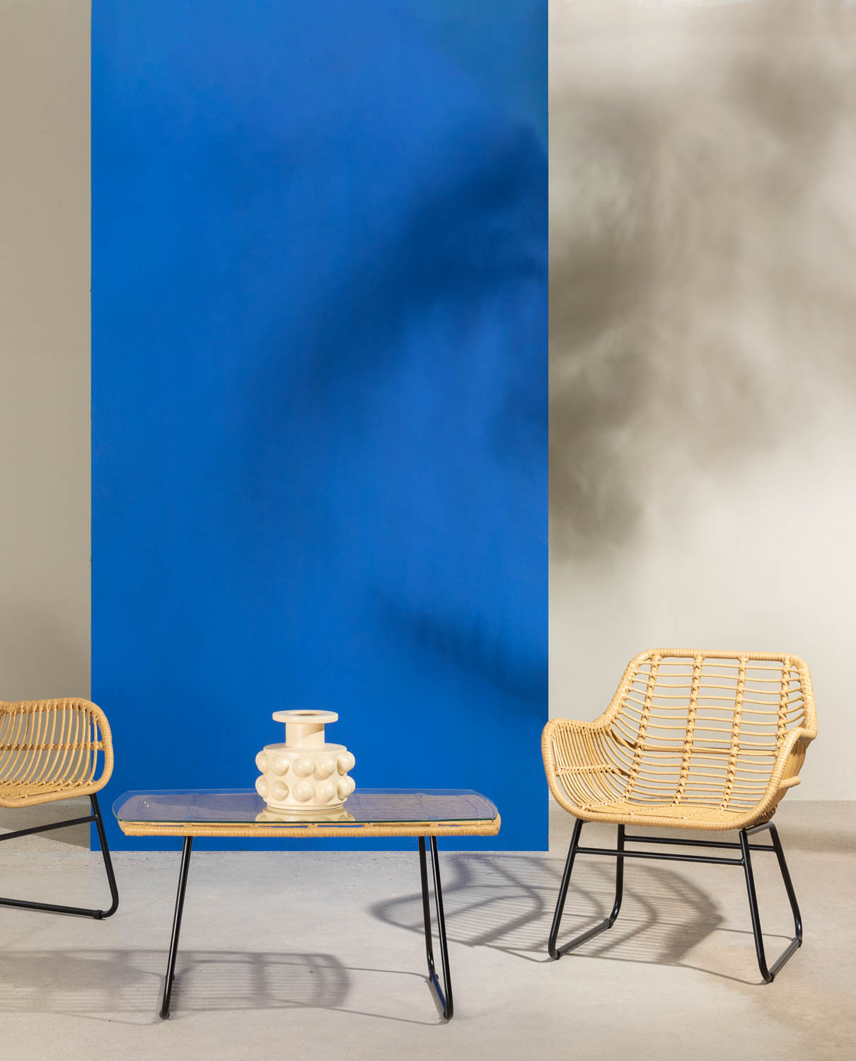 Salon de jardin avec deux fauteuils et table basse