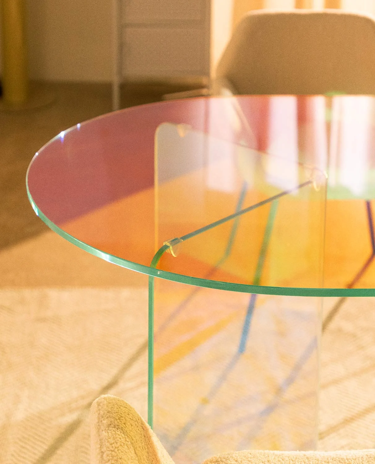 Table de salle à manger ovale irisé en verre trempé — détail 3