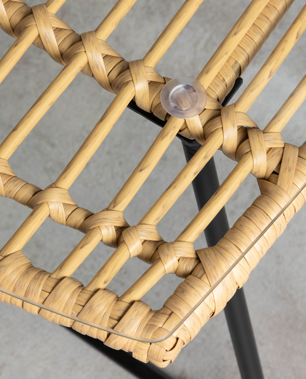 Salon de jardin avec deux fauteuils et table basse — détail 4