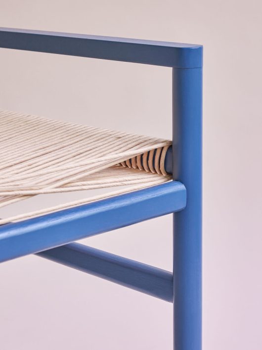 Banc au design scandinave bleu pétrole — détail 3