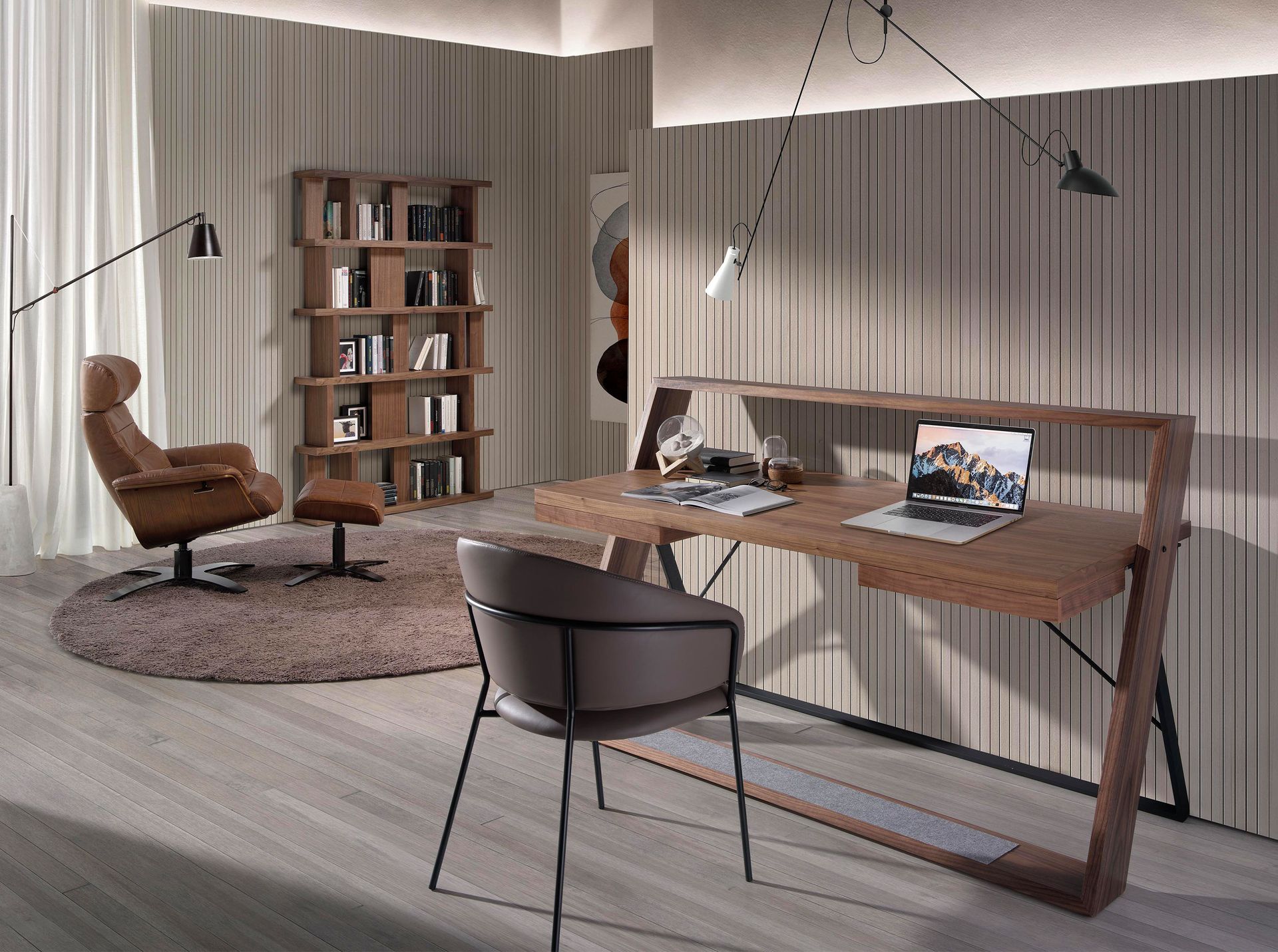 Chaise en similicuir vison foncé - Finitions noyer et taupe — détail 5