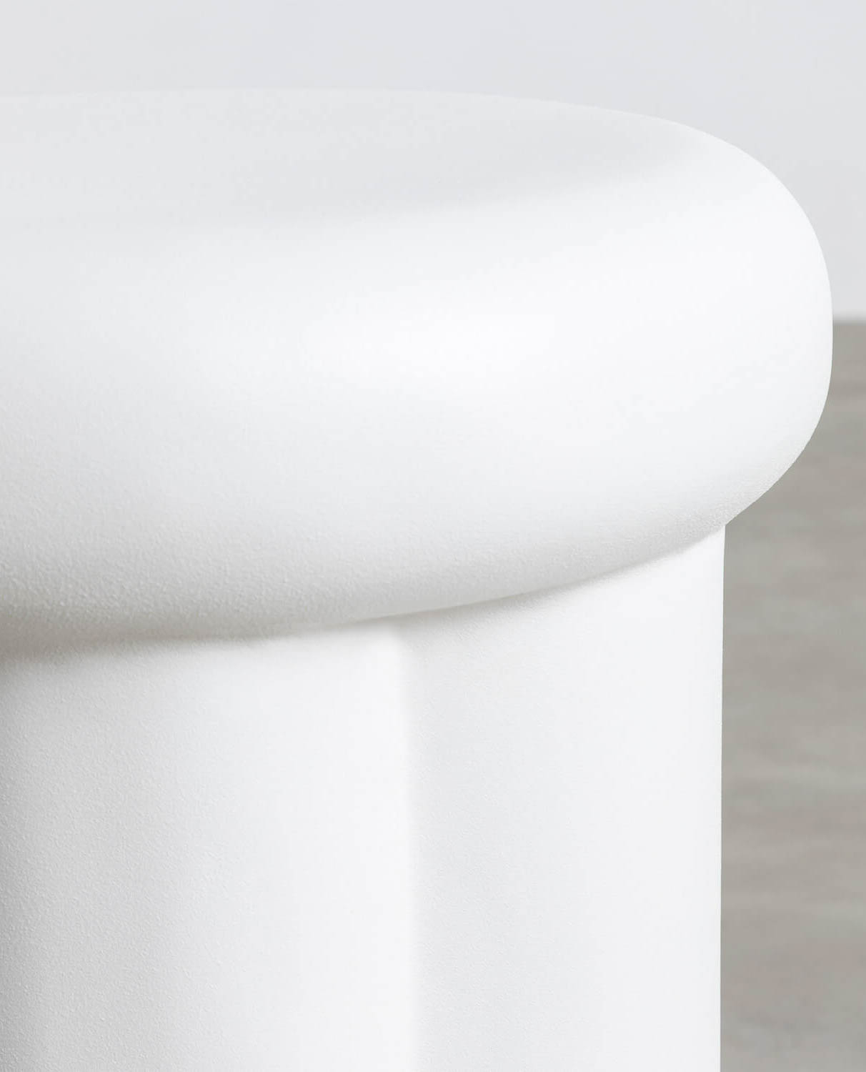 Table d'appoint ronde en métal blanc — détail 4