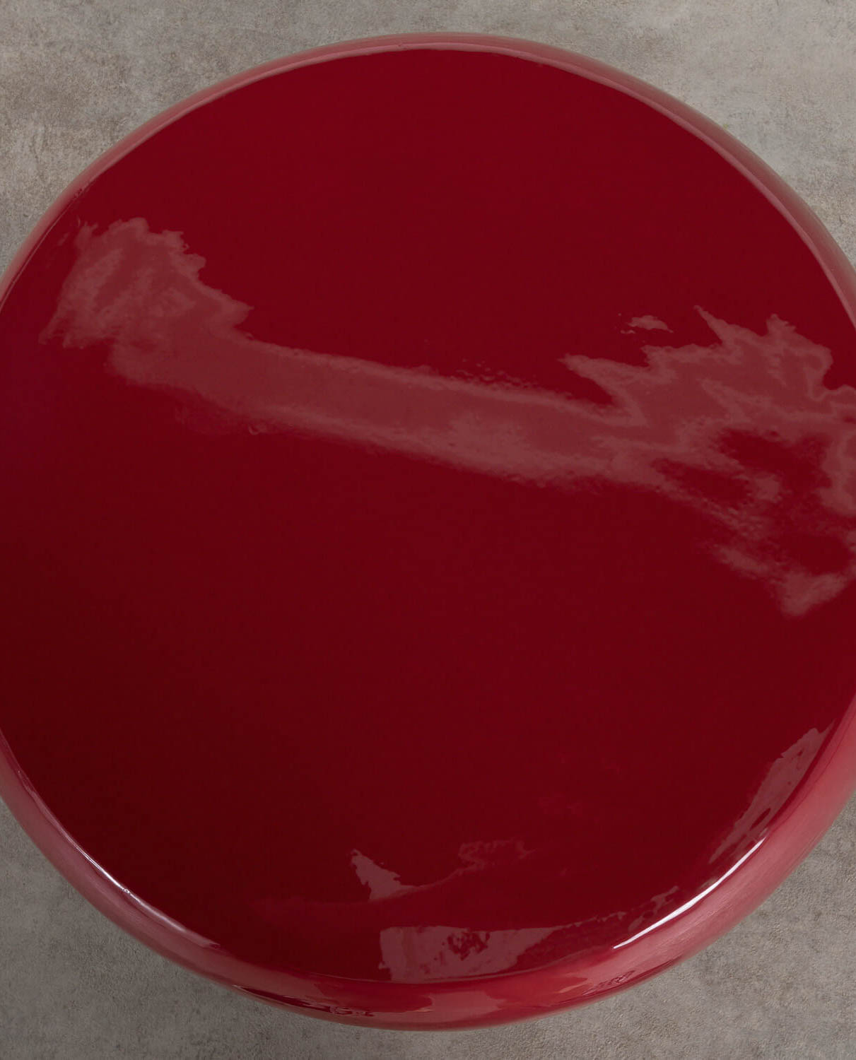 Table d'appoint ronde en métal rouge — détail 5