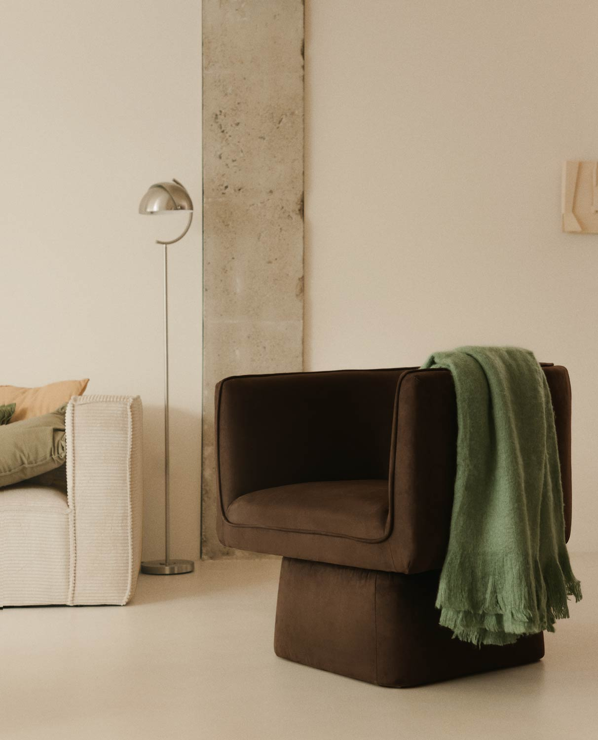 Fauteuil pivotant en tissu doux marron