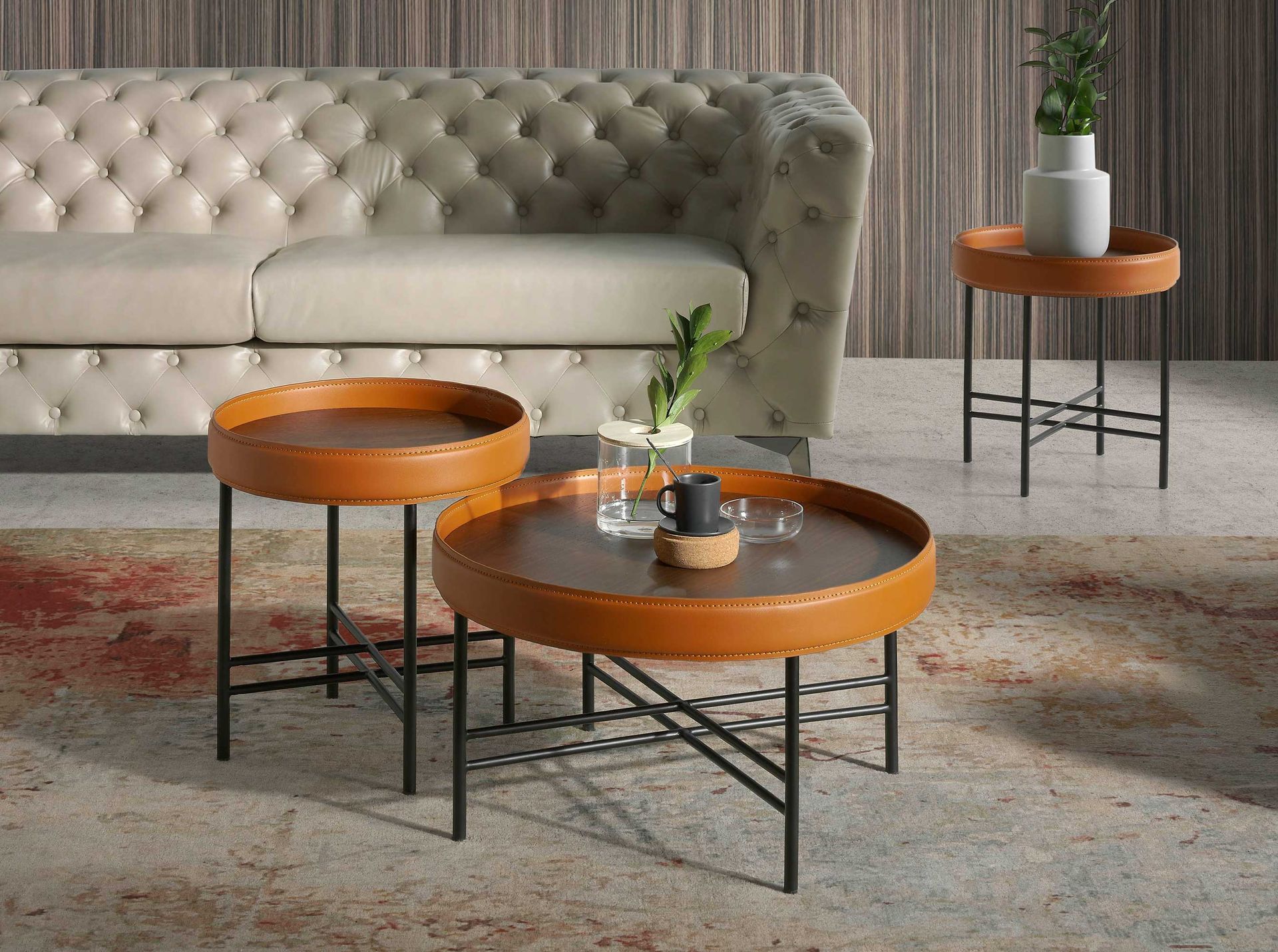 Table basse ronde en similicuir, noyer et acier noir — détail 3