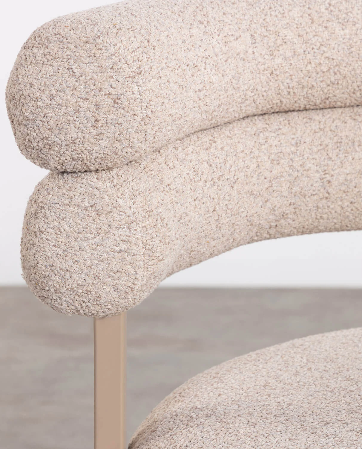 Chaise de salle à manger arrondie en métal et tissu beige — détail 6