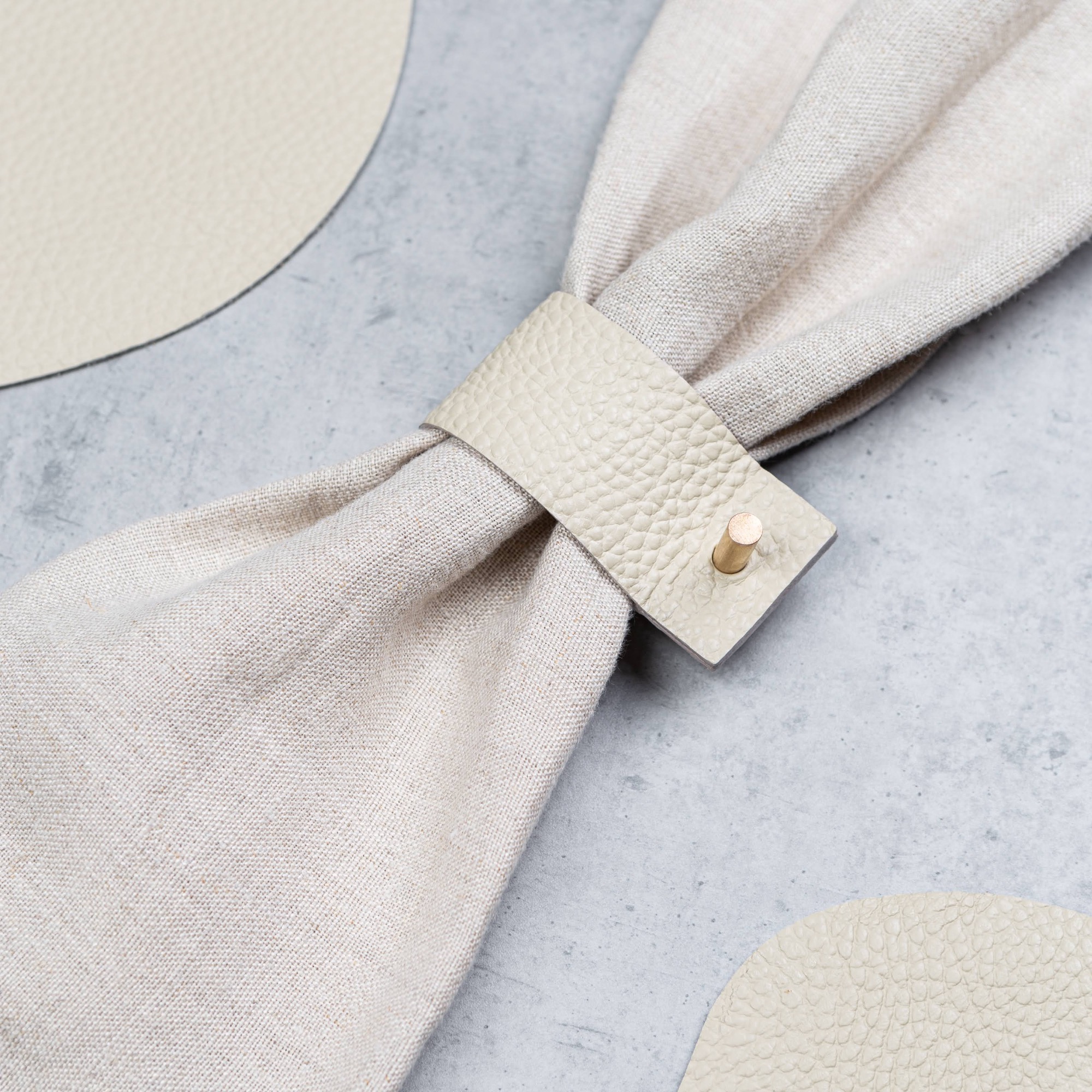Lot de 4 ronds de serviette en cuir finition laiton — détail 3
