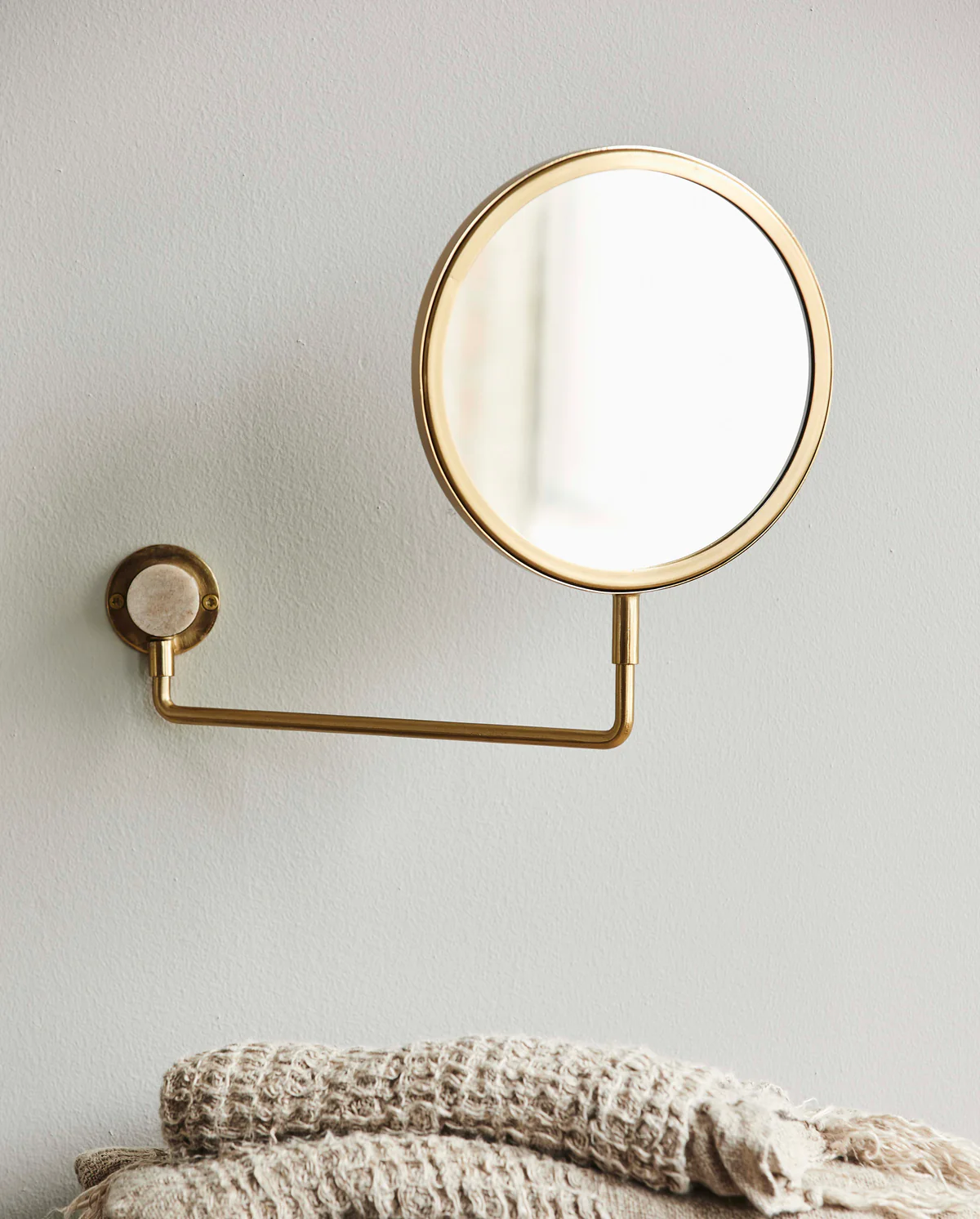 Miroir grossissant avec contour en métal doré